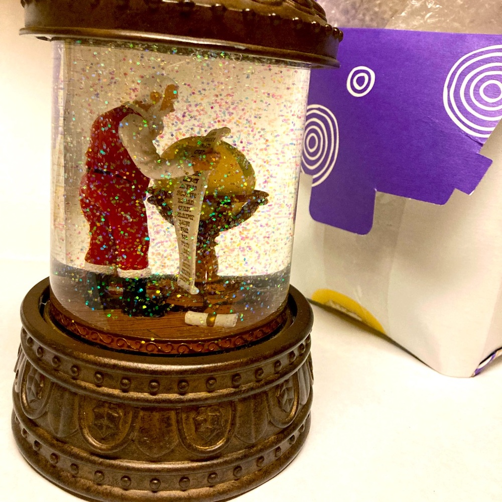 2012 Hallmark Illuminated Christmas Snow Globe